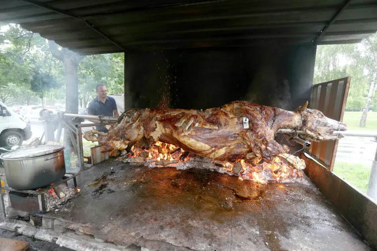 Na Male&scaron;nici navijači okrenuli vola uoči finala SP-a