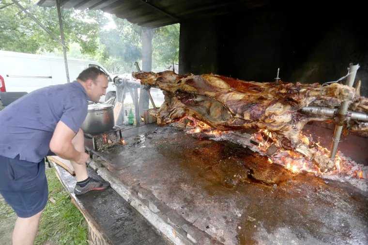 Na Male&scaron;nici navijači okrenuli vola uoči finala SP-a