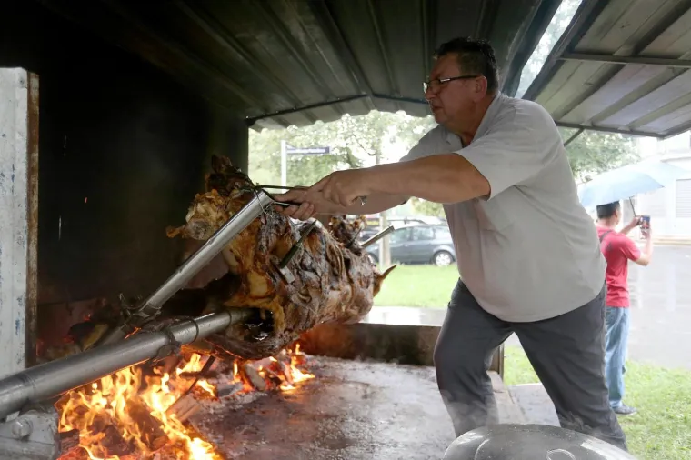 Na Male&scaron;nici navijači okrenuli vola uoči finala SP-a