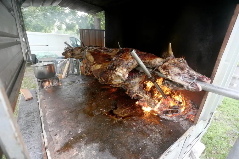 Na Male&scaron;nici navijači okrenuli vola uoči finala SP-a