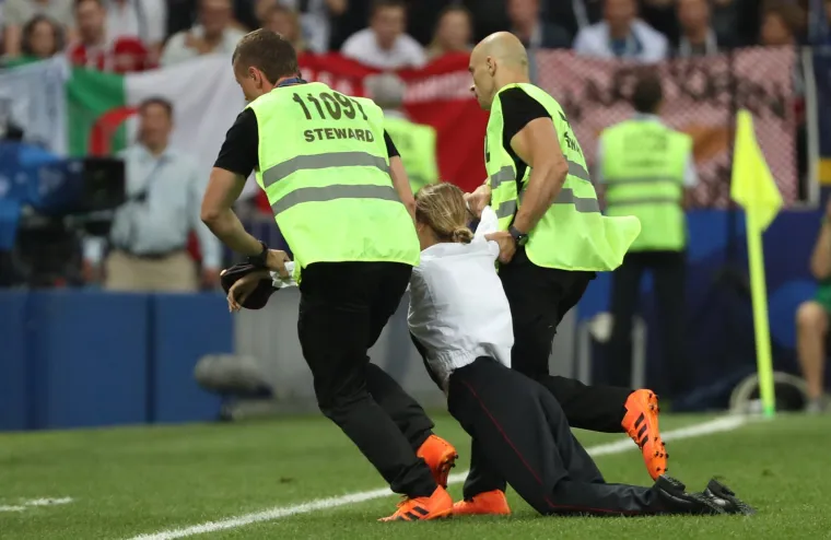 Moskva: Osiguranje odvodi navijače koji su uletili na teren