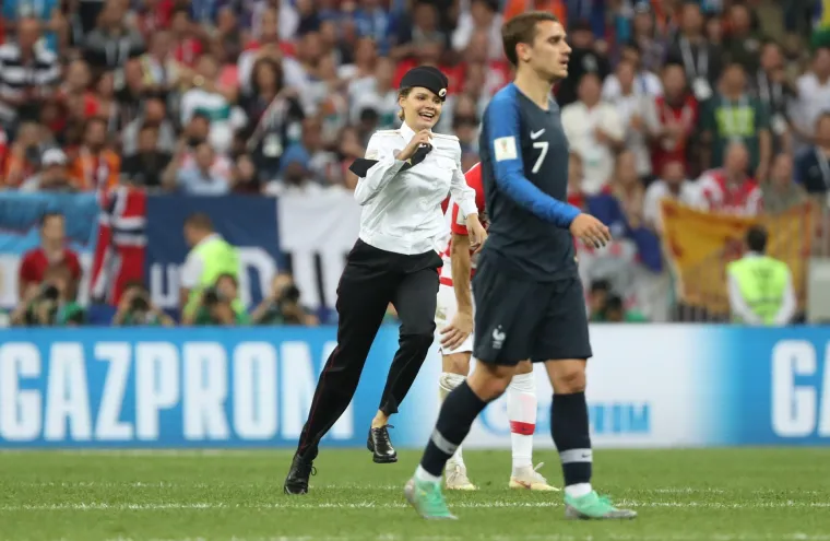 Moskva: Osiguranje odvodi navijače koji su uletili na teren