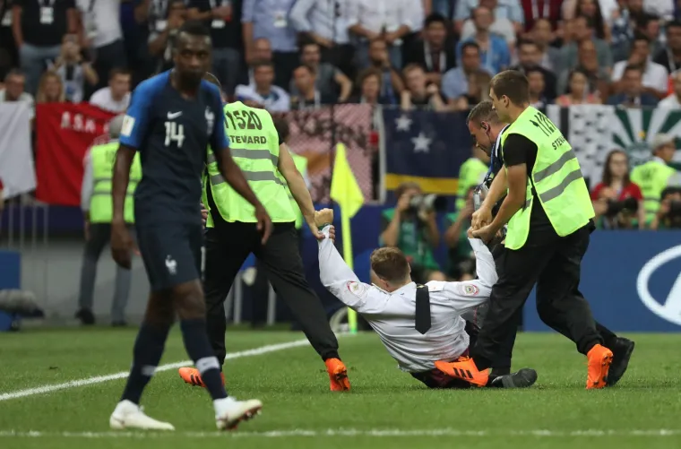 Moskva: Osiguranje odvodi navijače koji su uletili na teren