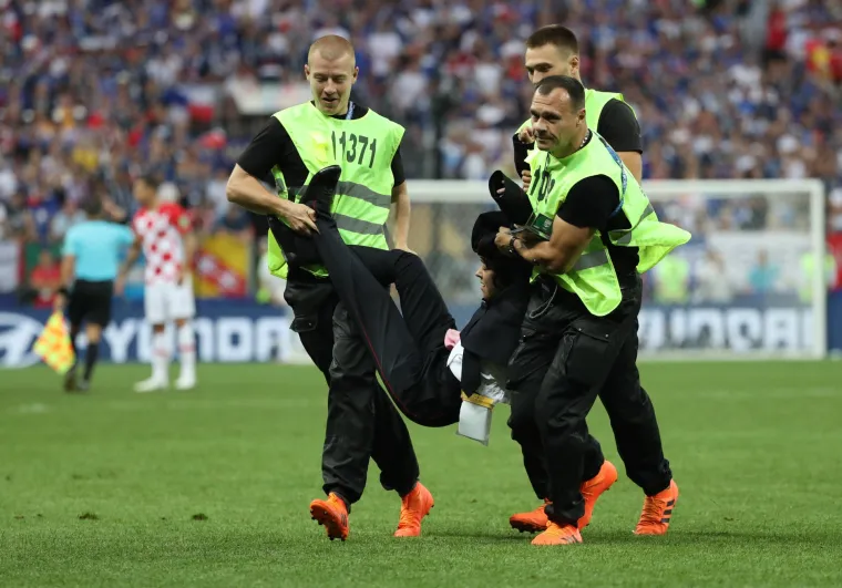 Moskva: Osiguranje odvodi navijače koji su uletili na teren