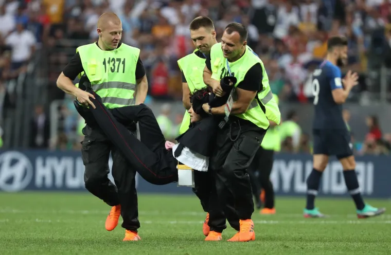 Moskva: Osiguranje odvodi navijače koji su uletili na teren