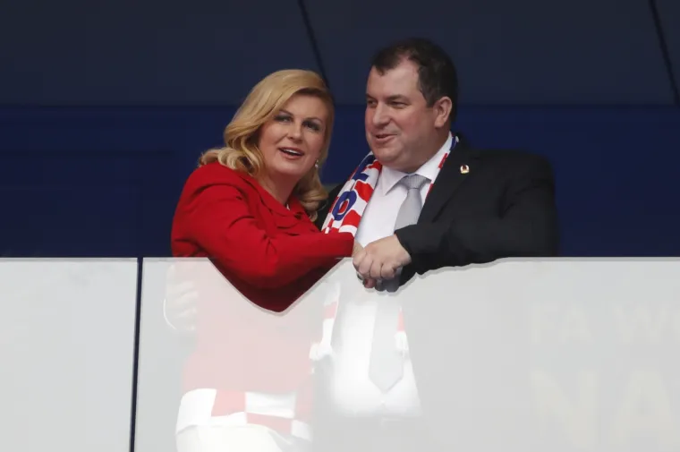 Predsjednica i njen suprug gledaju utakmicu zajedno s Macronom i suprugom