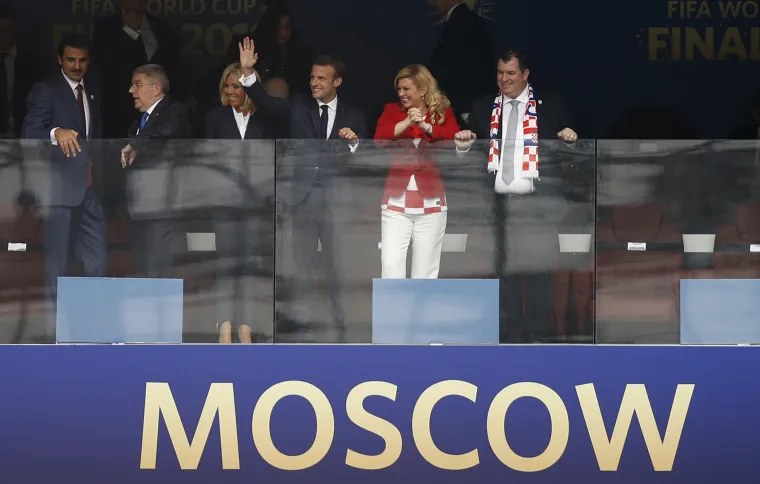 Predsjednica i njen suprug gledaju utakmicu zajedno s Macronom i suprugom