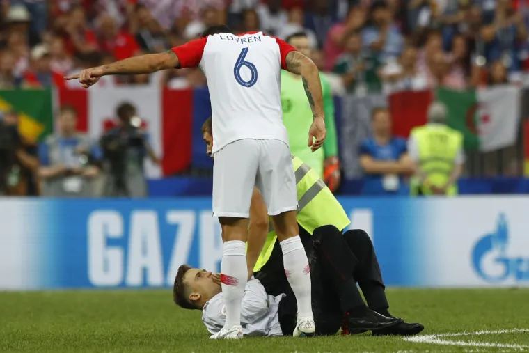 Pogledajte kako je Lovren reagirao na bend Pussy Riot koji je prekinuo utakmicu