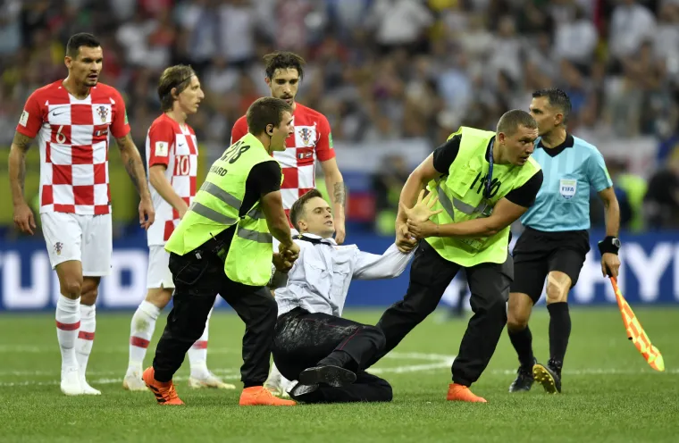 Pogledajte kako je Lovren reagirao na bend Pussy Riot koji je prekinuo utakmicu