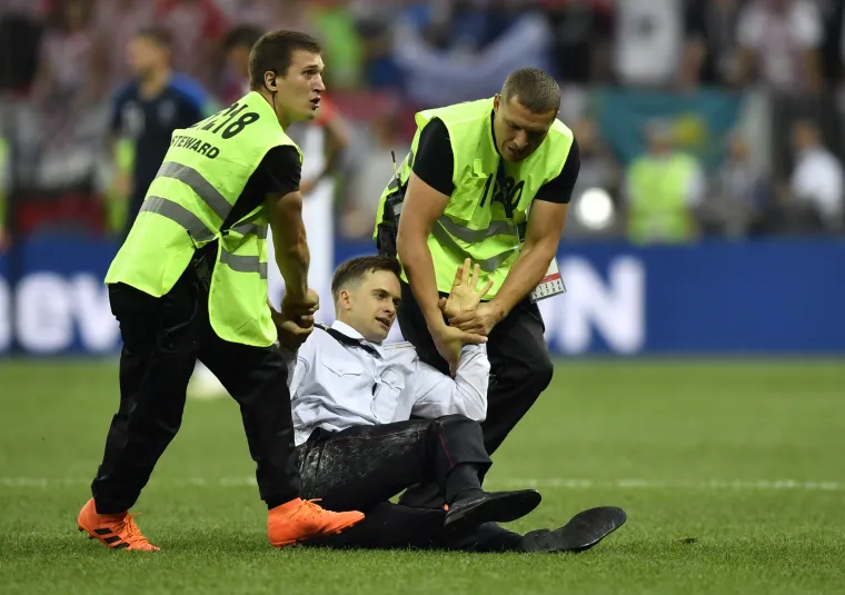 Pogledajte kako je Lovren reagirao na bend Pussy Riot koji je prekinuo utakmicu