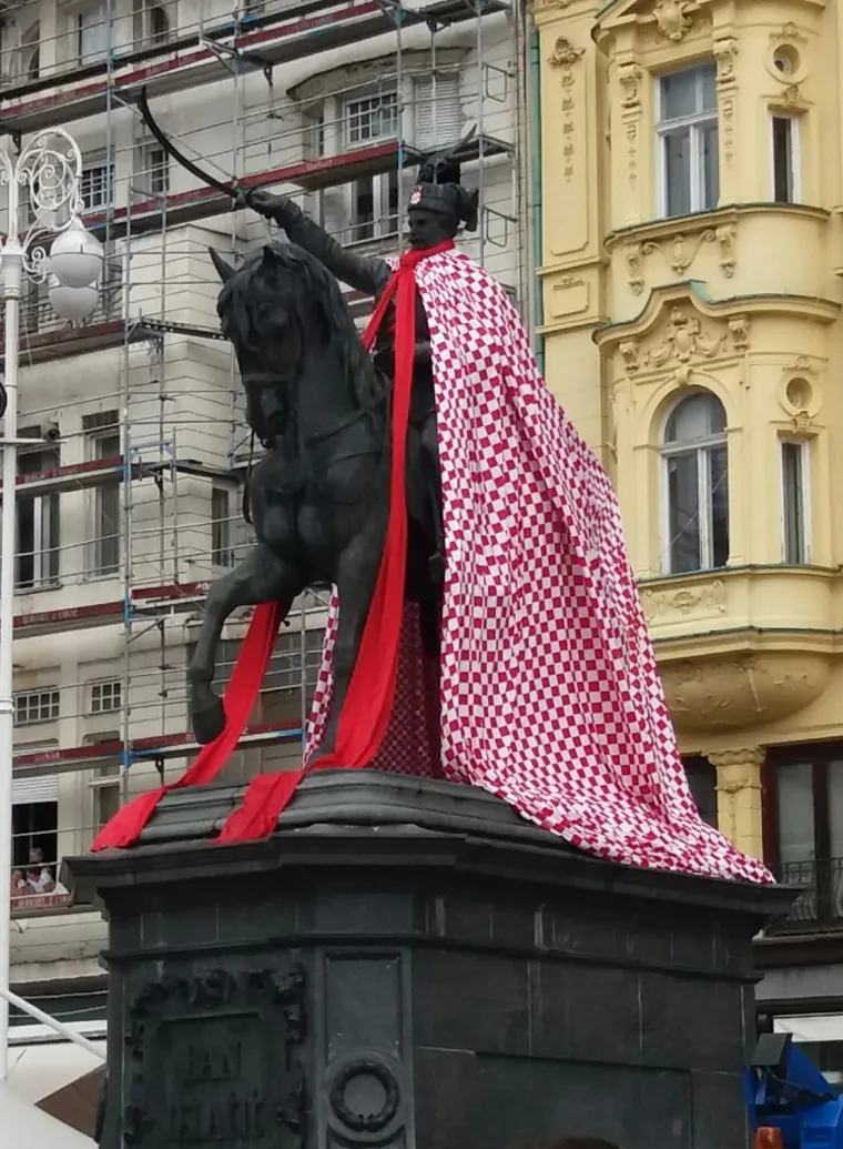 Hrvatska u transuu: Ban Jelačić dobio kockasti pla&scaron;t, svećenik na misi u dresu, vrte se janjci...