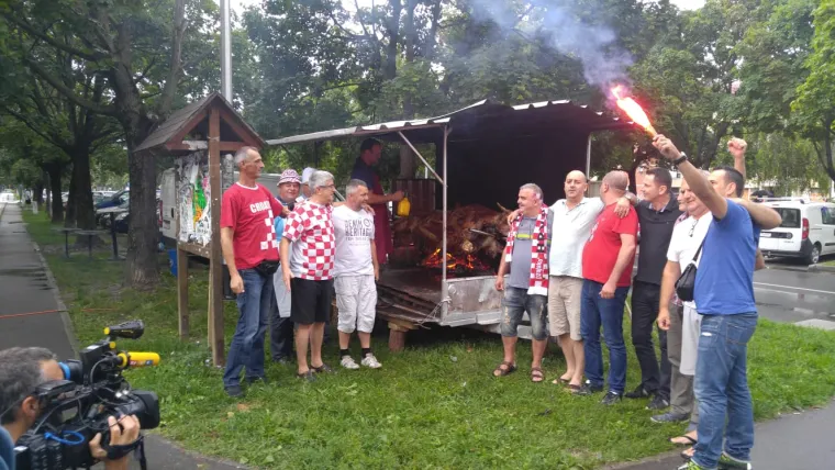 Hrvatska u transuu: Ban Jelačić dobio kockasti pla&scaron;t, svećenik na misi u dresu, vrte se janjci...