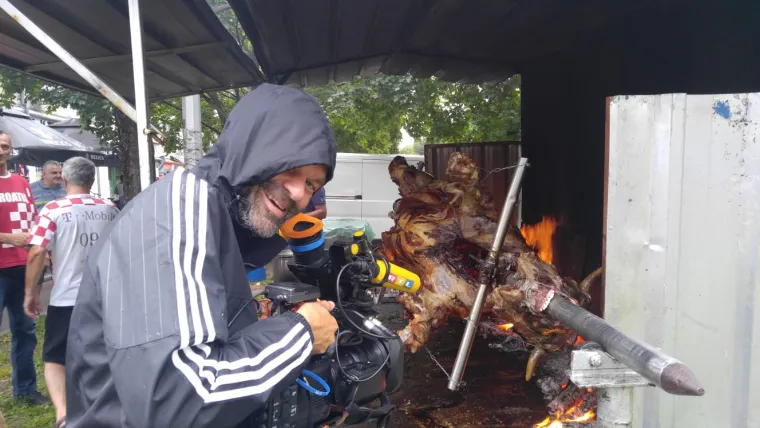 Hrvatska u transuu: Ban Jelačić dobio kockasti pla&scaron;t, svećenik na misi u dresu, vrte se janjci...