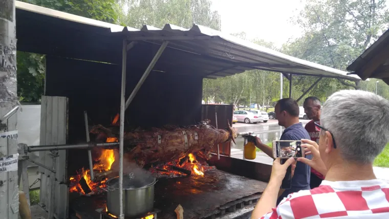 Hrvatska u transuu: Ban Jelačić dobio kockasti pla&scaron;t, svećenik na misi u dresu, vrte se janjci...