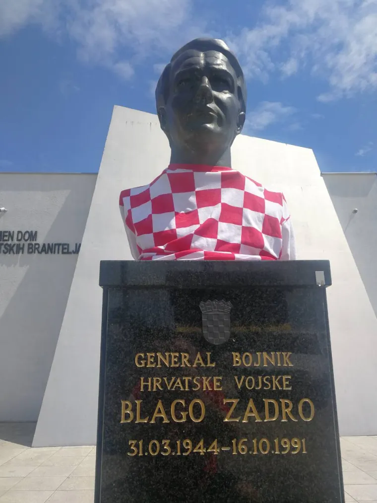 Hrvatska u transuu: Ban Jelačić dobio kockasti pla&scaron;t, svećenik na misi u dresu, vrte se janjci...