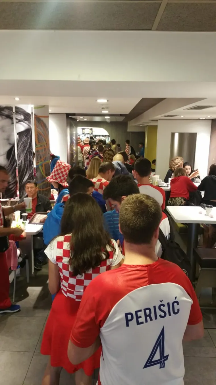 Hrvatska u transuu: Ban Jelačić dobio kockasti pla&scaron;t, svećenik na misi u dresu, vrte se janjci...