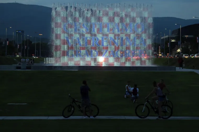 Fontane u ulici Hrvatske bratske zajednice zasvjetlile su u hrvatskim bojama uz čestitku Grada Zagreba hrvatskim nogometašima koji su ušli u finale Svjetskog prvenstva.