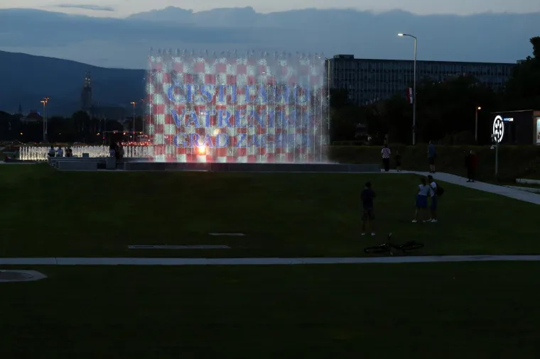 I ZAGREBAČKE FONTANE SU UZ VATRENE: Pogledajte kako u njihovu čast svijetle u crveno-bijelim kockicama