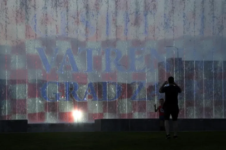 I ZAGREBAČKE FONTANE SU UZ VATRENE: Pogledajte kako u njihovu čast svijetle u crveno-bijelim kockicama