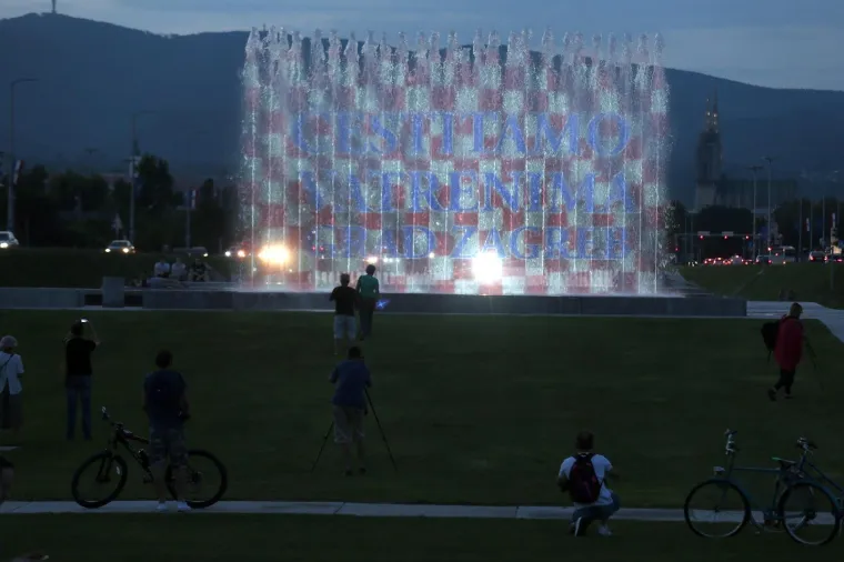 I ZAGREBAČKE FONTANE SU UZ VATRENE: Pogledajte kako u njihovu čast svijetle u crveno-bijelim kockicama