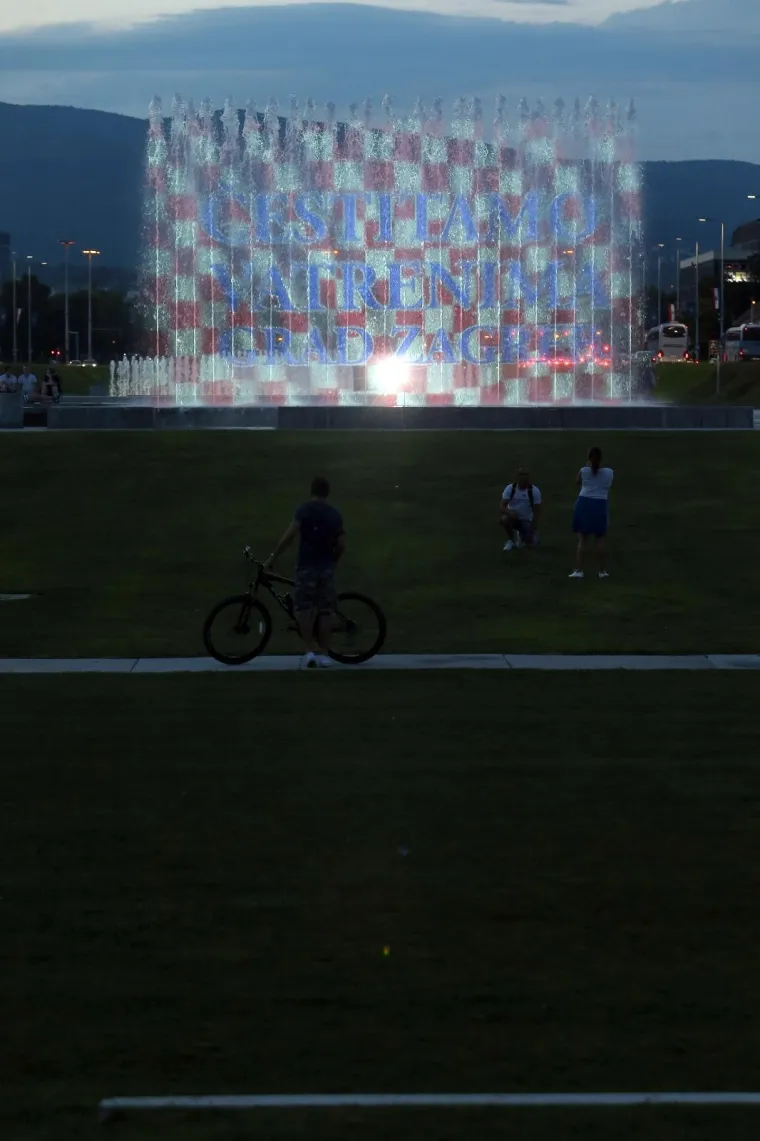 I ZAGREBAČKE FONTANE SU UZ VATRENE: Pogledajte kako u njihovu čast svijetle u crveno-bijelim kockicama