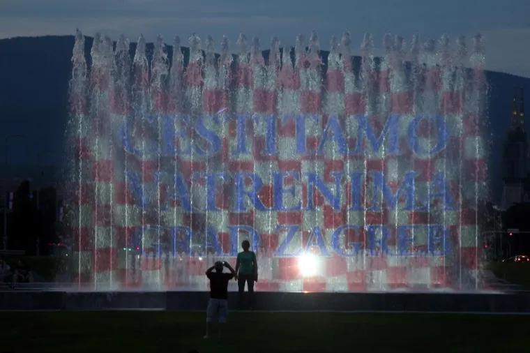 I ZAGREBAČKE FONTANE SU UZ VATRENE: Pogledajte kako u njihovu čast svijetle u crveno-bijelim kockicama