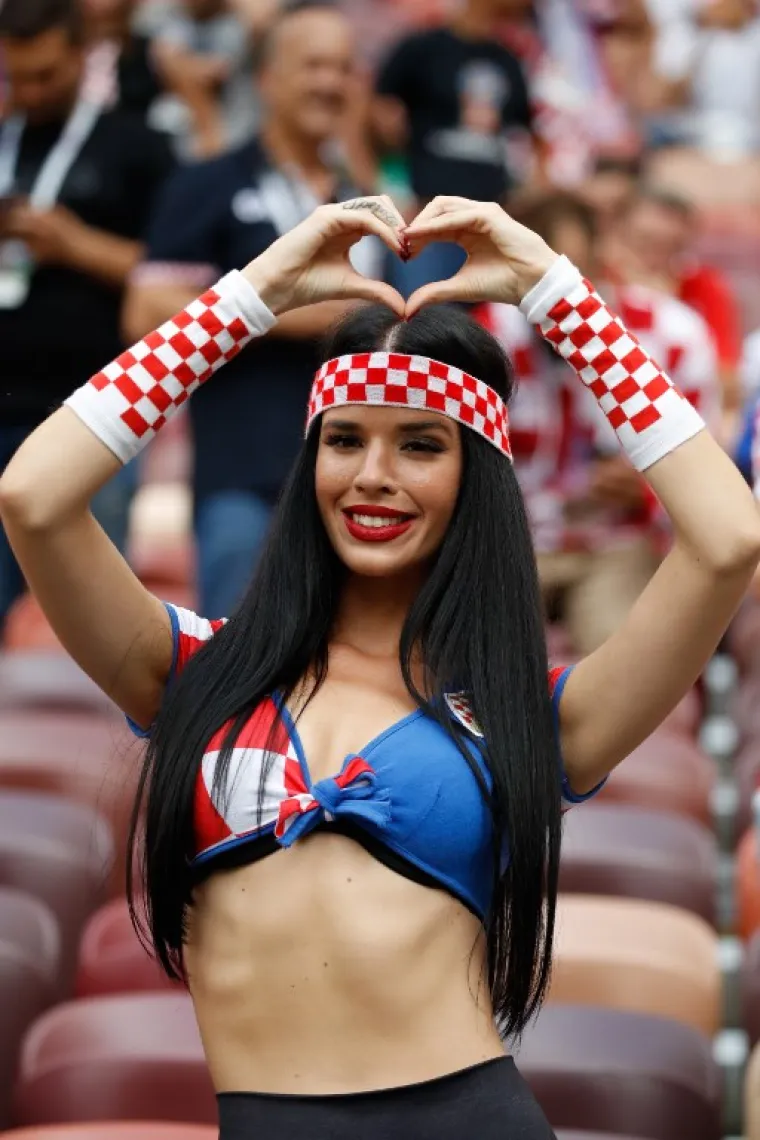 ATRAKTIVNE HRVATICE I FRANCUSKINJE ZAPALILE STADION UOČI FINALA: Čije su navijačice zgodnije?