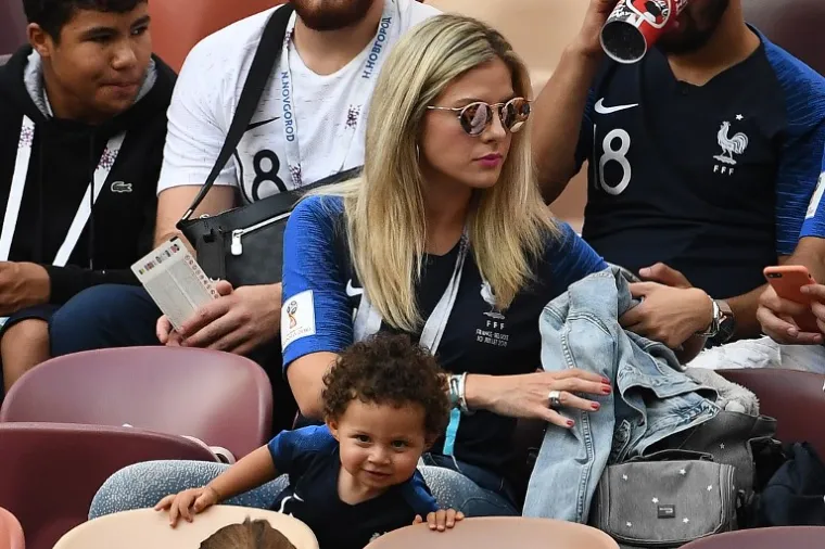 ATRAKTIVNE HRVATICE I FRANCUSKINJE ZAPALILE STADION UOČI FINALA: Čije su navijačice zgodnije?