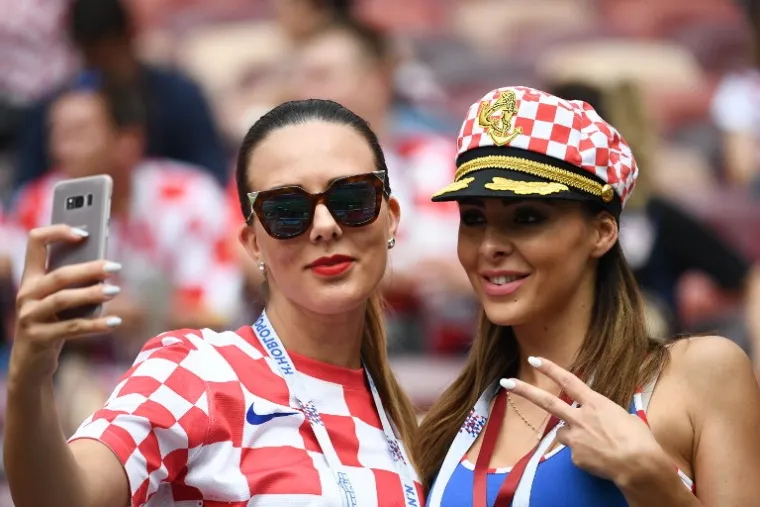 Zgodne naviječice zapalile su stadion i mnogi se pitaju tko je bolji u stilskom dvoboju...
