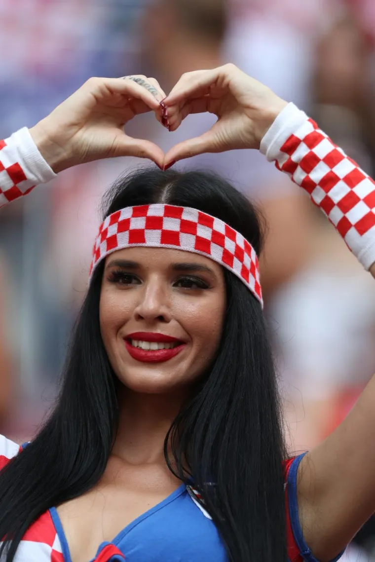ATRAKTIVNE HRVATICE I FRANCUSKINJE ZAPALILE STADION UOČI FINALA: Čije su navijačice zgodnije?