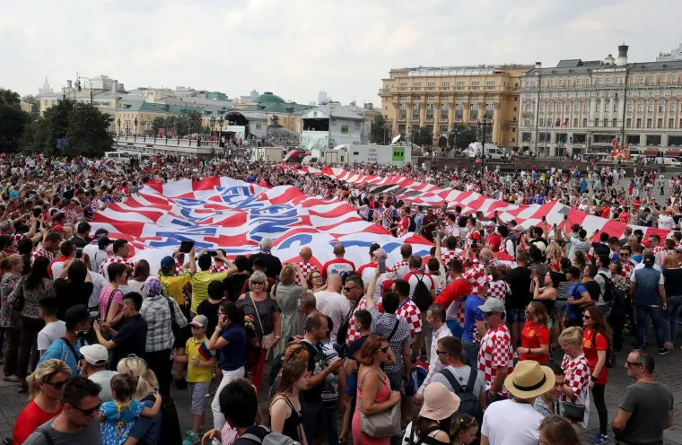 HRVATSKI TULUM U SREDI&Scaron;TU MOSKVE: Navijači razvili gigantsku zastavu, Vatreni će opet imati žestoku podr&scaron;ku