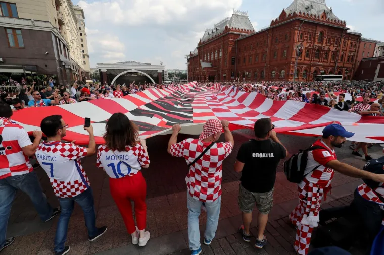 Hrvatski navijači razvili su u sredi&scaron;tu Moskve gigantsku zastavu s crveno-bijelim kvadratićima.