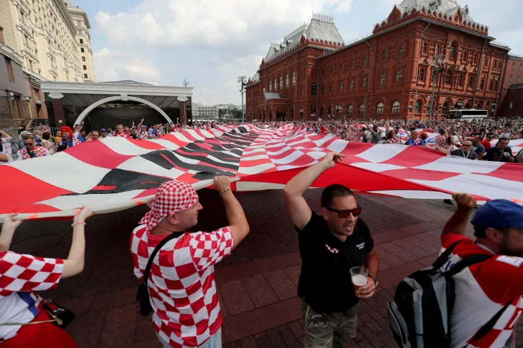 HRVATSKI TULUM U SREDI&Scaron;TU MOSKVE: Navijači razvili gigantsku zastavu, Vatreni će opet imati žestoku podr&scaron;ku