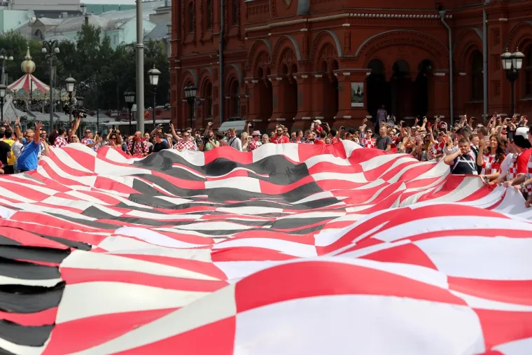 HRVATSKI TULUM U SREDI&Scaron;TU MOSKVE: Navijači razvili gigantsku zastavu, Vatreni će opet imati žestoku podr&scaron;ku
