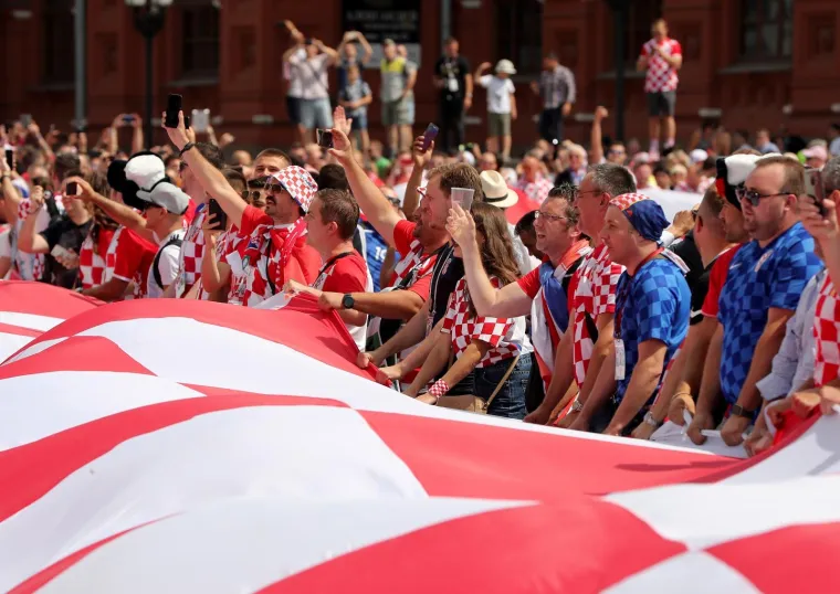 HRVATSKI TULUM U SREDI&Scaron;TU MOSKVE: Navijači razvili gigantsku zastavu, Vatreni će opet imati žestoku podr&scaron;ku