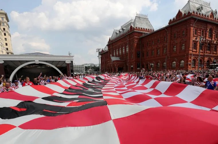 HRVATSKI TULUM U SREDI&Scaron;TU MOSKVE: Navijači razvili gigantsku zastavu, Vatreni će opet imati žestoku podr&scaron;ku