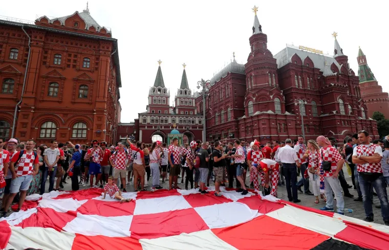 HRVATSKI TULUM U SREDI&Scaron;TU MOSKVE: Navijači razvili gigantsku zastavu, Vatreni će opet imati žestoku podr&scaron;ku