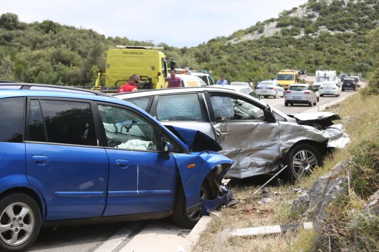 SEDAM OSOBA ZAVR&Scaron;ILO U &Scaron;IBENSKOJ BOLNICI: Lančani sudar četiri automobila kod Ti&scaron;njanske Dubrave