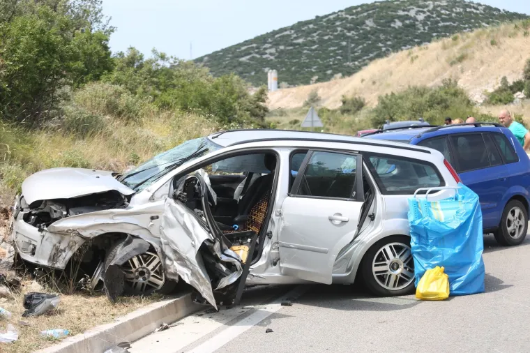 SEDAM OSOBA ZAVR&Scaron;ILO U &Scaron;IBENSKOJ BOLNICI: Lančani sudar četiri automobila kod Ti&scaron;njanske Dubrave