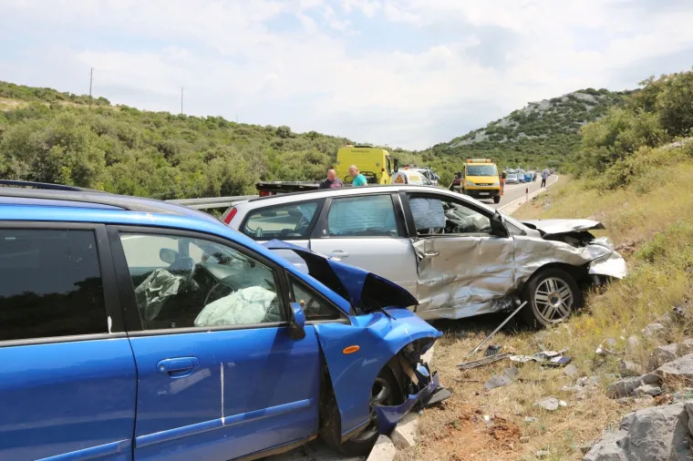 SEDAM OSOBA ZAVR&Scaron;ILO U &Scaron;IBENSKOJ BOLNICI: Lančani sudar četiri automobila kod Ti&scaron;njanske Dubrave