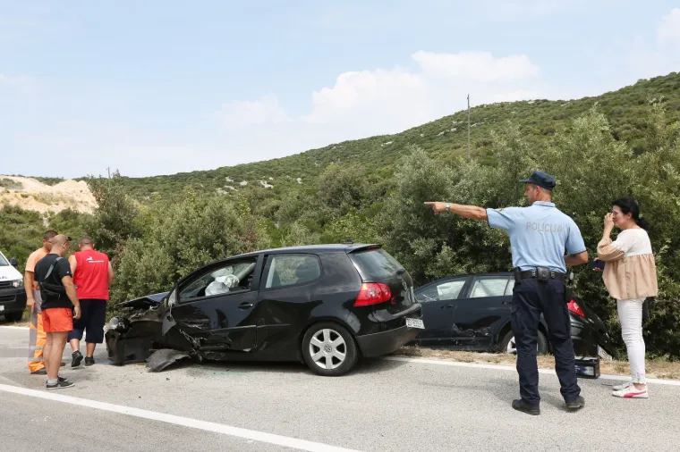 SEDAM OSOBA ZAVR&Scaron;ILO U &Scaron;IBENSKOJ BOLNICI: Lančani sudar četiri automobila kod Ti&scaron;njanske Dubrave