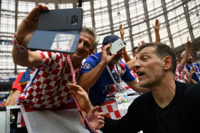 Biv&scaron;i hrvatski izbornik Slaven Bilić na Lužnjikiju se danas na&scaron;ao u ulozi stručnog komentatora britanske postaje ITV. Naravno, hrvatski navijači prepoznali su Bilića koji ih je uoči finala do&scaron;ao pozdraviti.