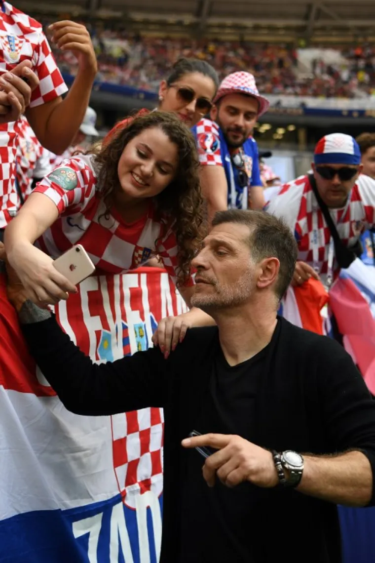 I DALJE JE MILJENIK HRVATSKIH NAVIJAČA: Biv&scaron;i izbornik Slaven Bilić odu&scaron;evio tribine uoči finala
