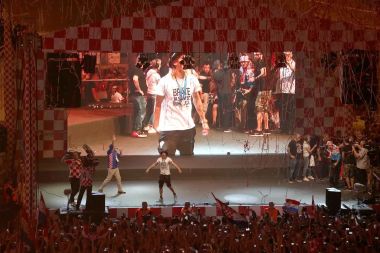 EKSTAZA U CENTRU ZAGREBA: Vatreni stigli na Trg bana Jelačića i dirnuli stotine tisuća građana