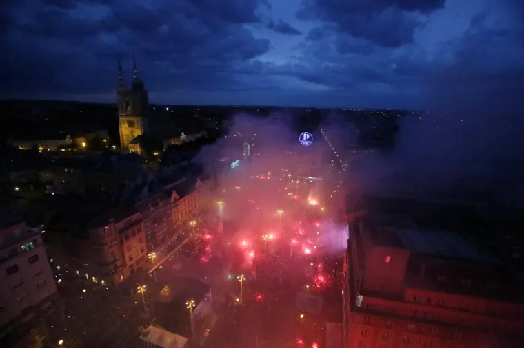 EKSTAZA U CENTRU ZAGREBA: Vatreni stigli na Trg bana Jelačića i dirnuli stotine tisuća građana