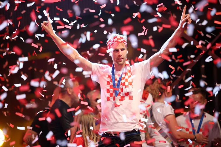 EKSTAZA U CENTRU ZAGREBA: Vatreni stigli na Trg bana Jelačića i dirnuli stotine tisuća građana