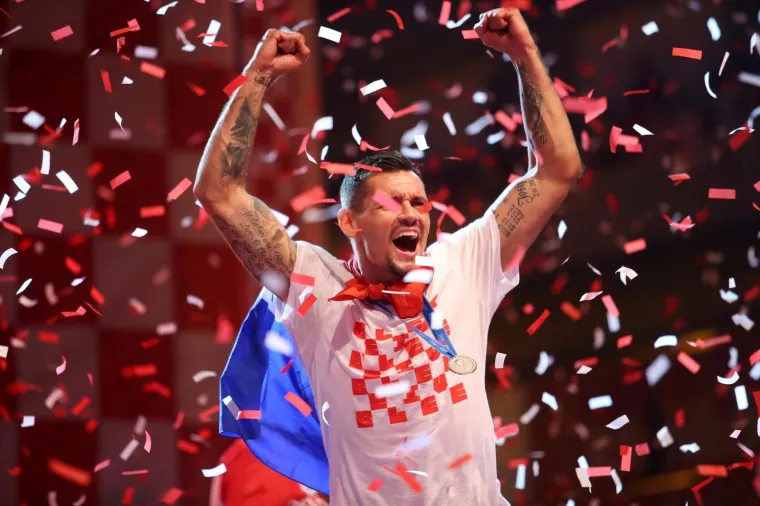 EKSTAZA U CENTRU ZAGREBA: Vatreni stigli na Trg bana Jelačića i dirnuli stotine tisuća građana