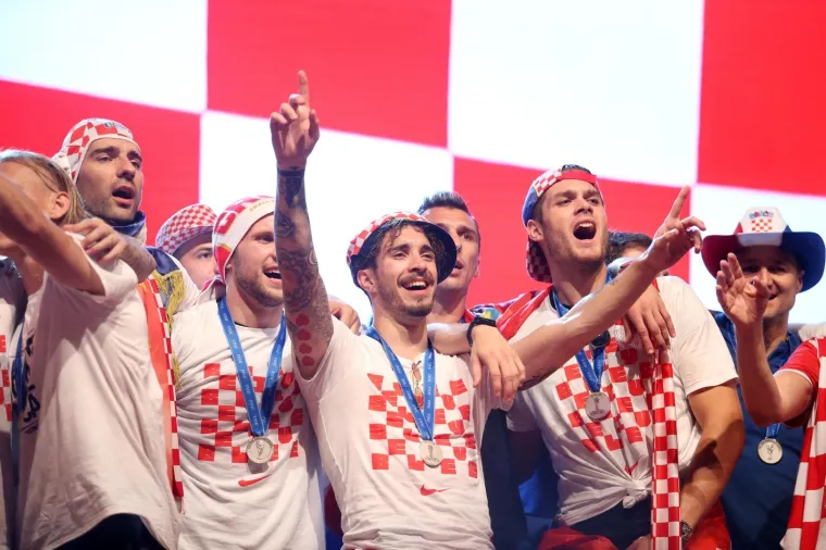 EKSTAZA U CENTRU ZAGREBA: Vatreni stigli na Trg bana Jelačića i dirnuli stotine tisuća građana