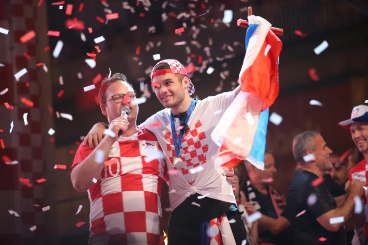 EKSTAZA U CENTRU ZAGREBA: Vatreni stigli na Trg bana Jelačića i dirnuli stotine tisuća građana