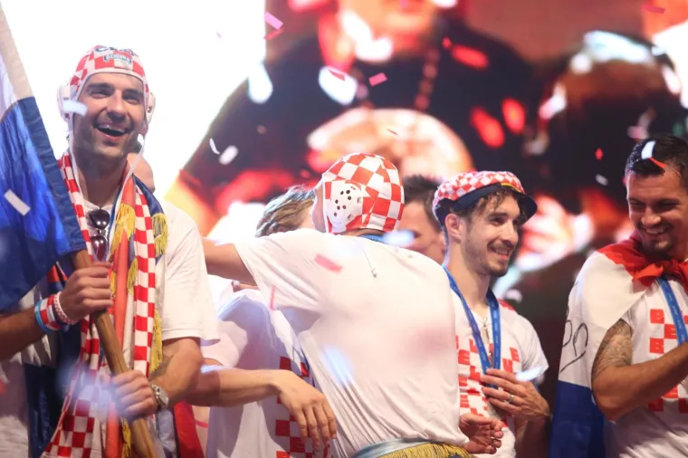 EKSTAZA U CENTRU ZAGREBA: Vatreni stigli na Trg bana Jelačića i dirnuli stotine tisuća građana